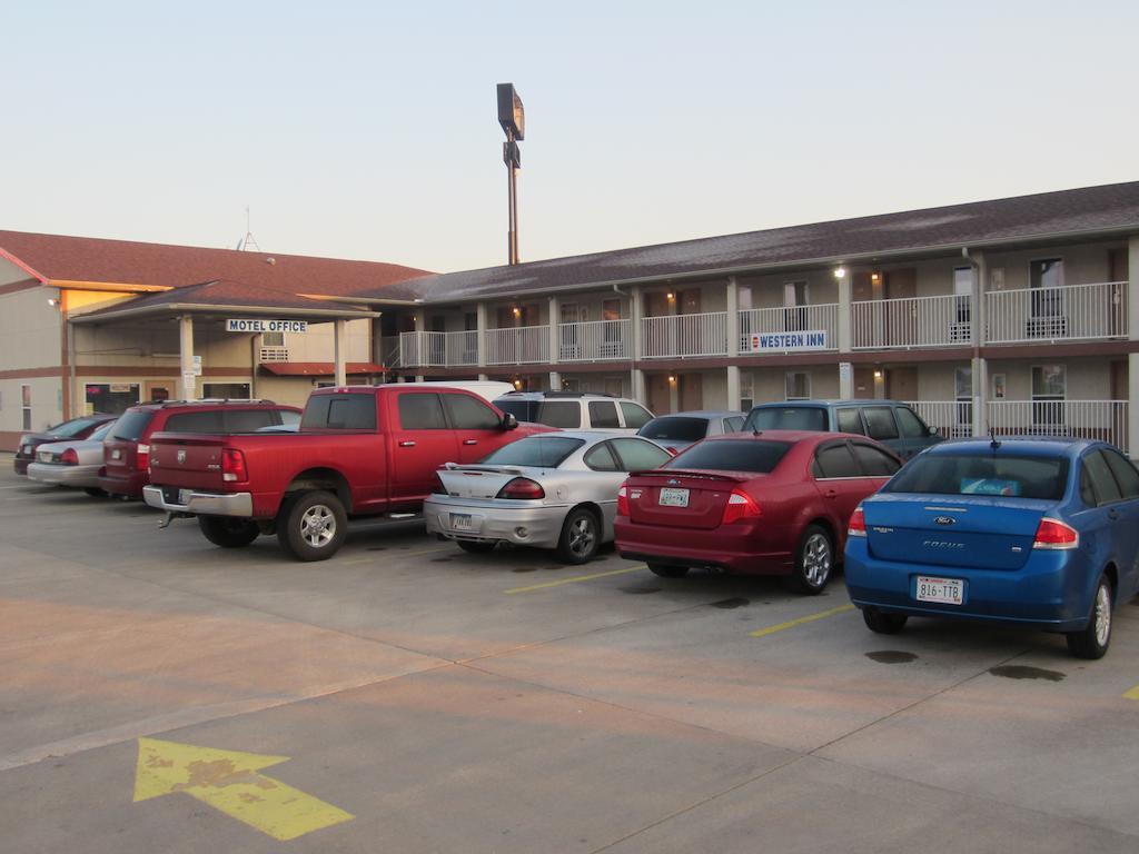 First Western Inn - Fairmont City Extérieur photo
