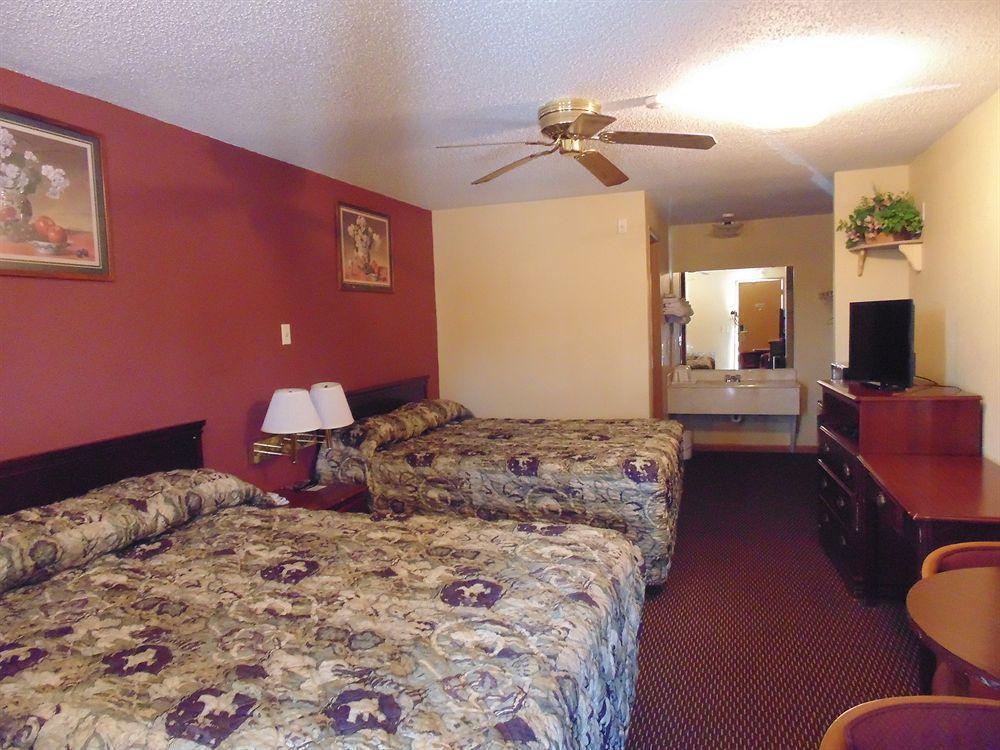First Western Inn - Fairmont City Extérieur photo