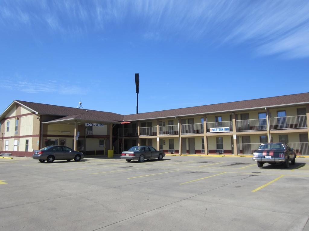 First Western Inn - Fairmont City Extérieur photo