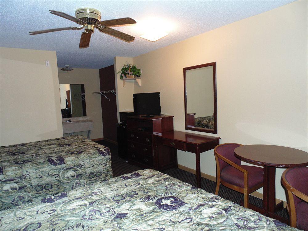 First Western Inn - Fairmont City Extérieur photo