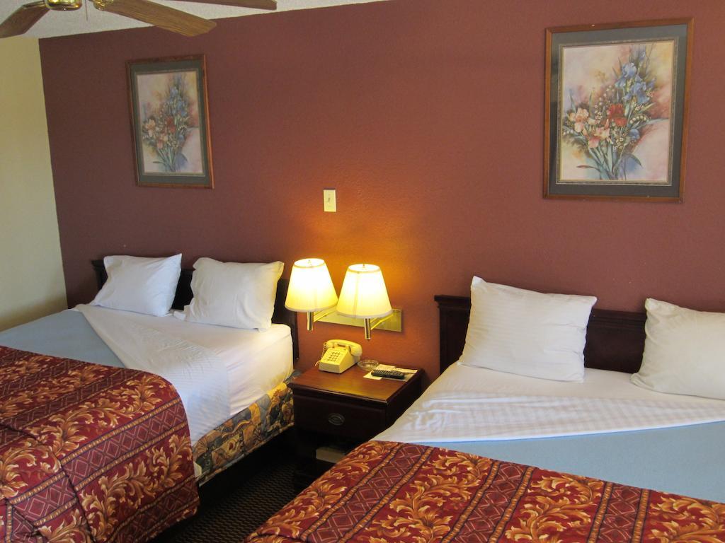 First Western Inn - Fairmont City Extérieur photo