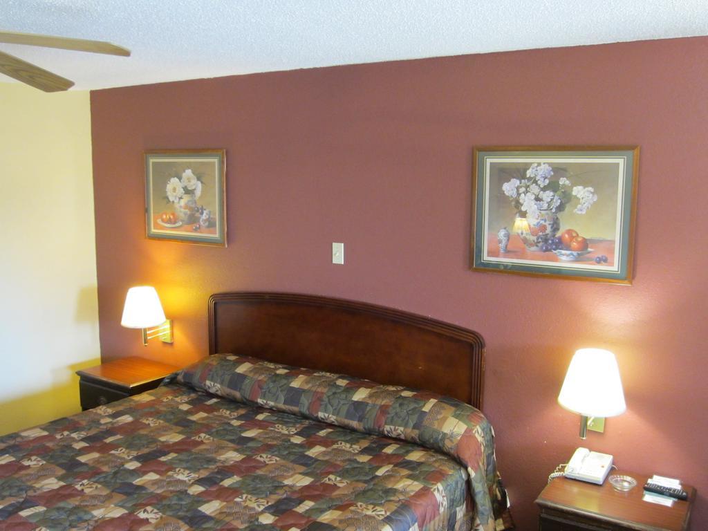 First Western Inn - Fairmont City Extérieur photo