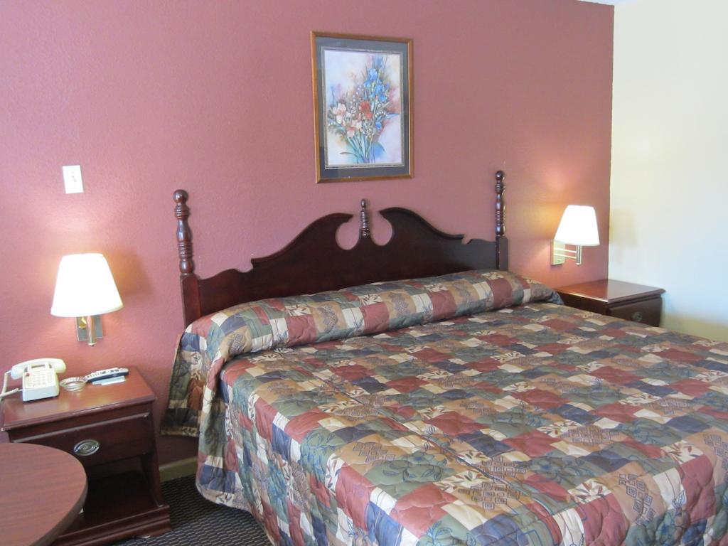 First Western Inn - Fairmont City Extérieur photo