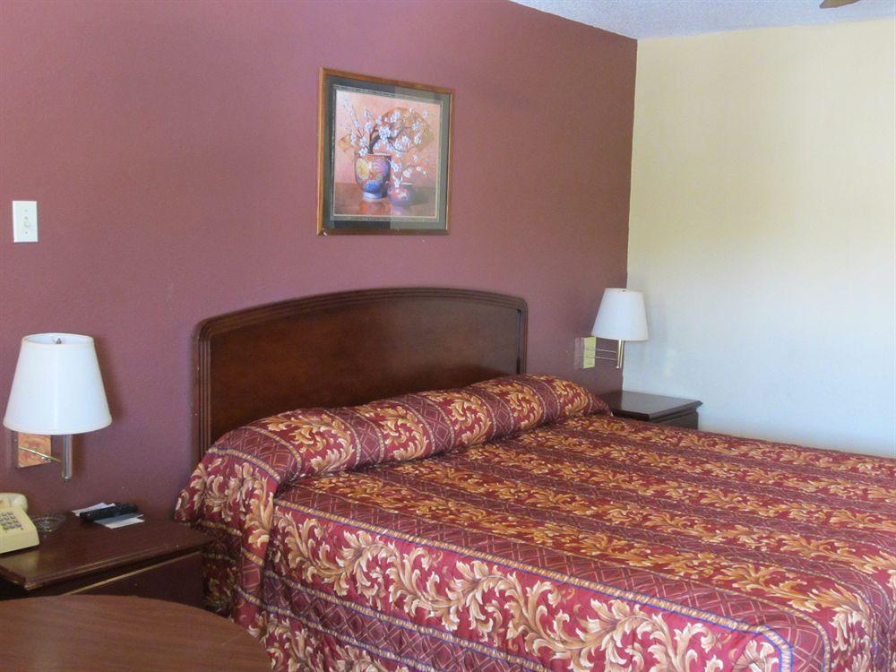 First Western Inn - Fairmont City Extérieur photo