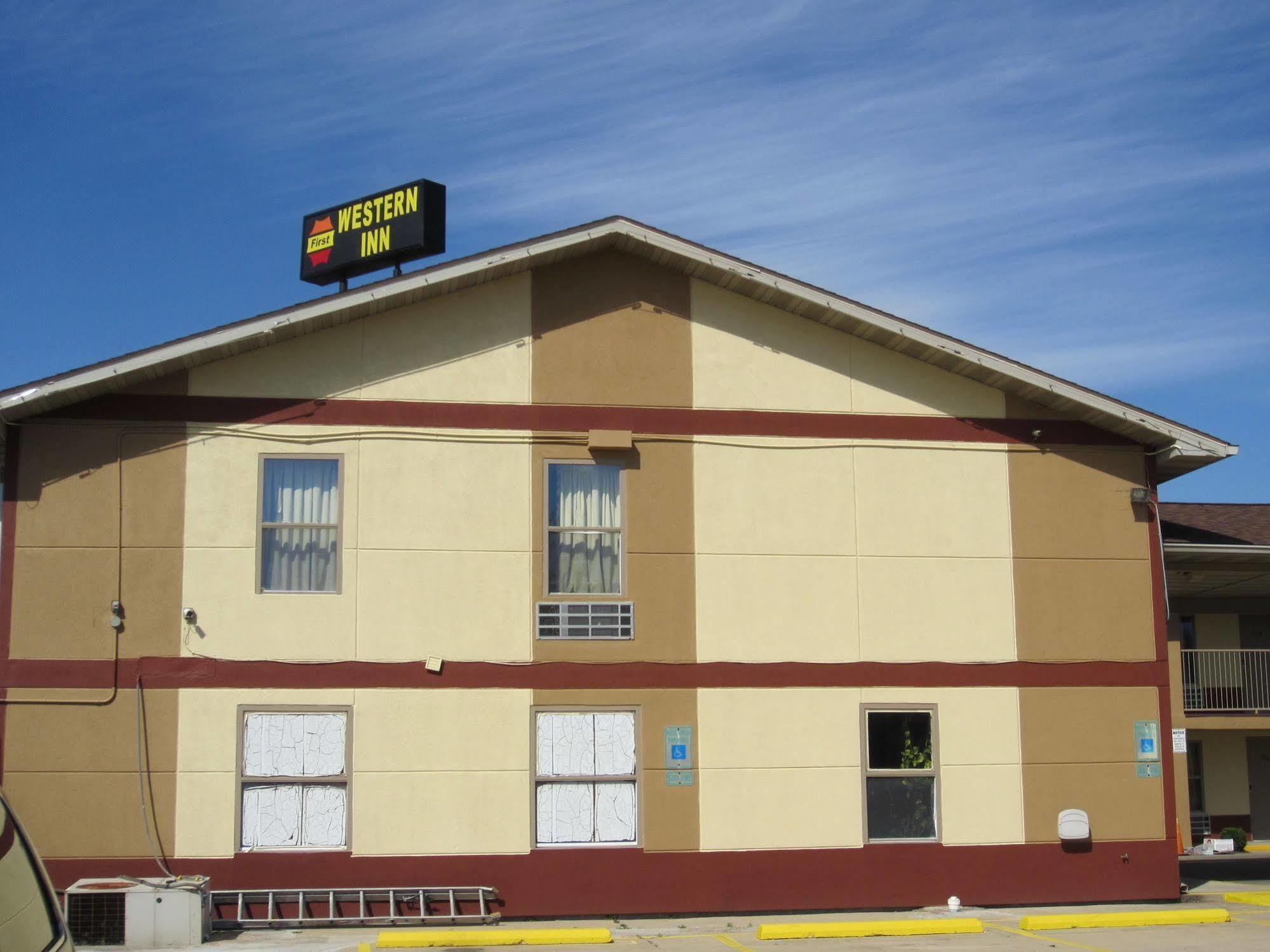 First Western Inn - Fairmont City Extérieur photo