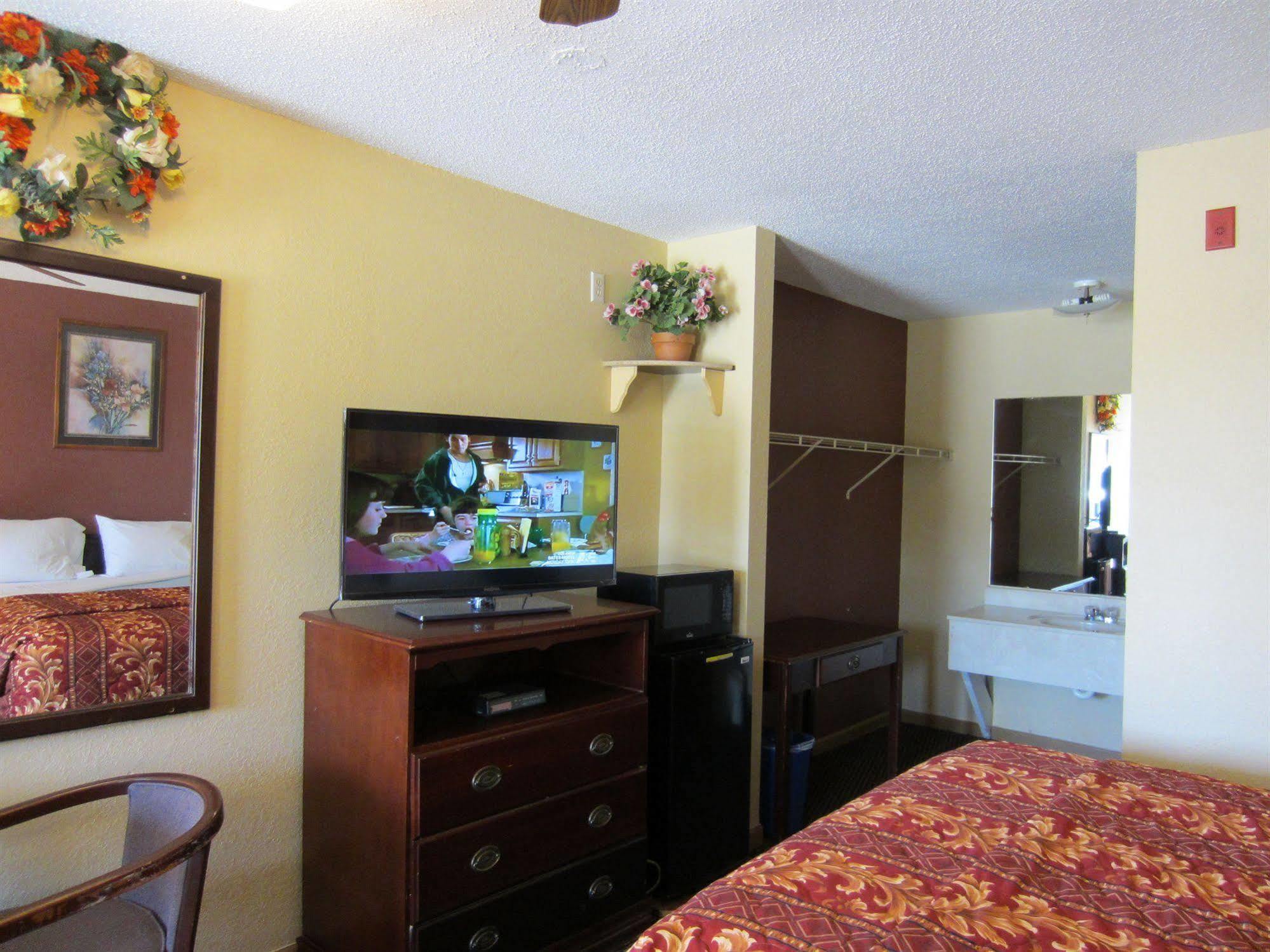 First Western Inn - Fairmont City Extérieur photo