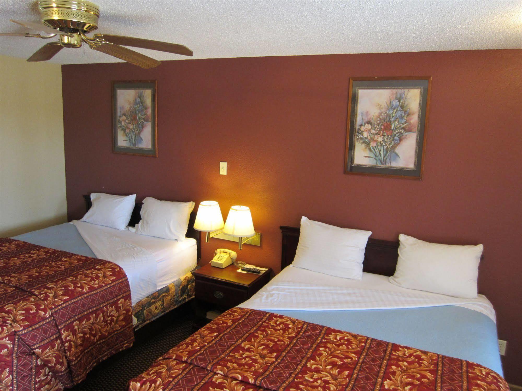 First Western Inn - Fairmont City Extérieur photo