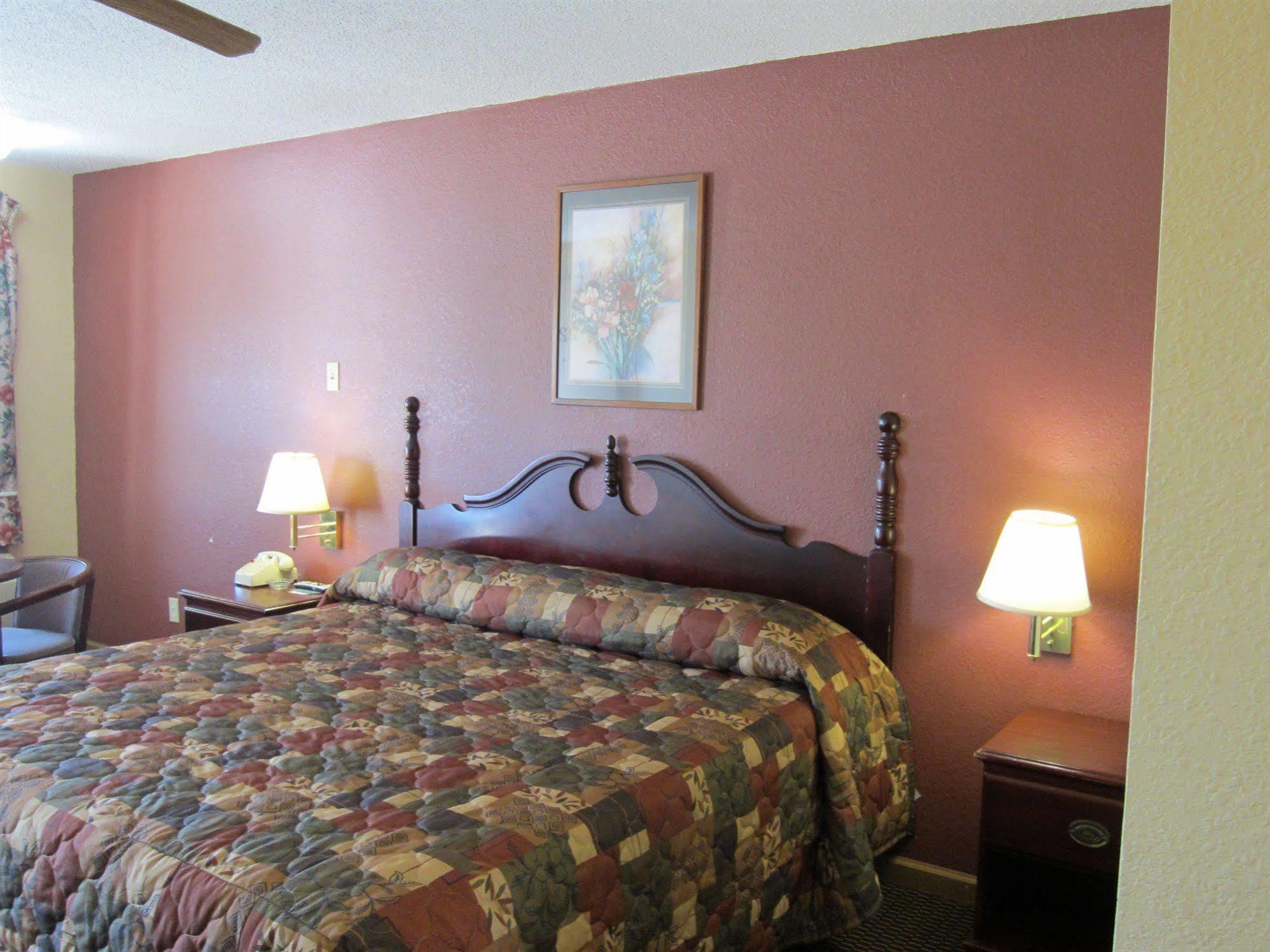 First Western Inn - Fairmont City Extérieur photo