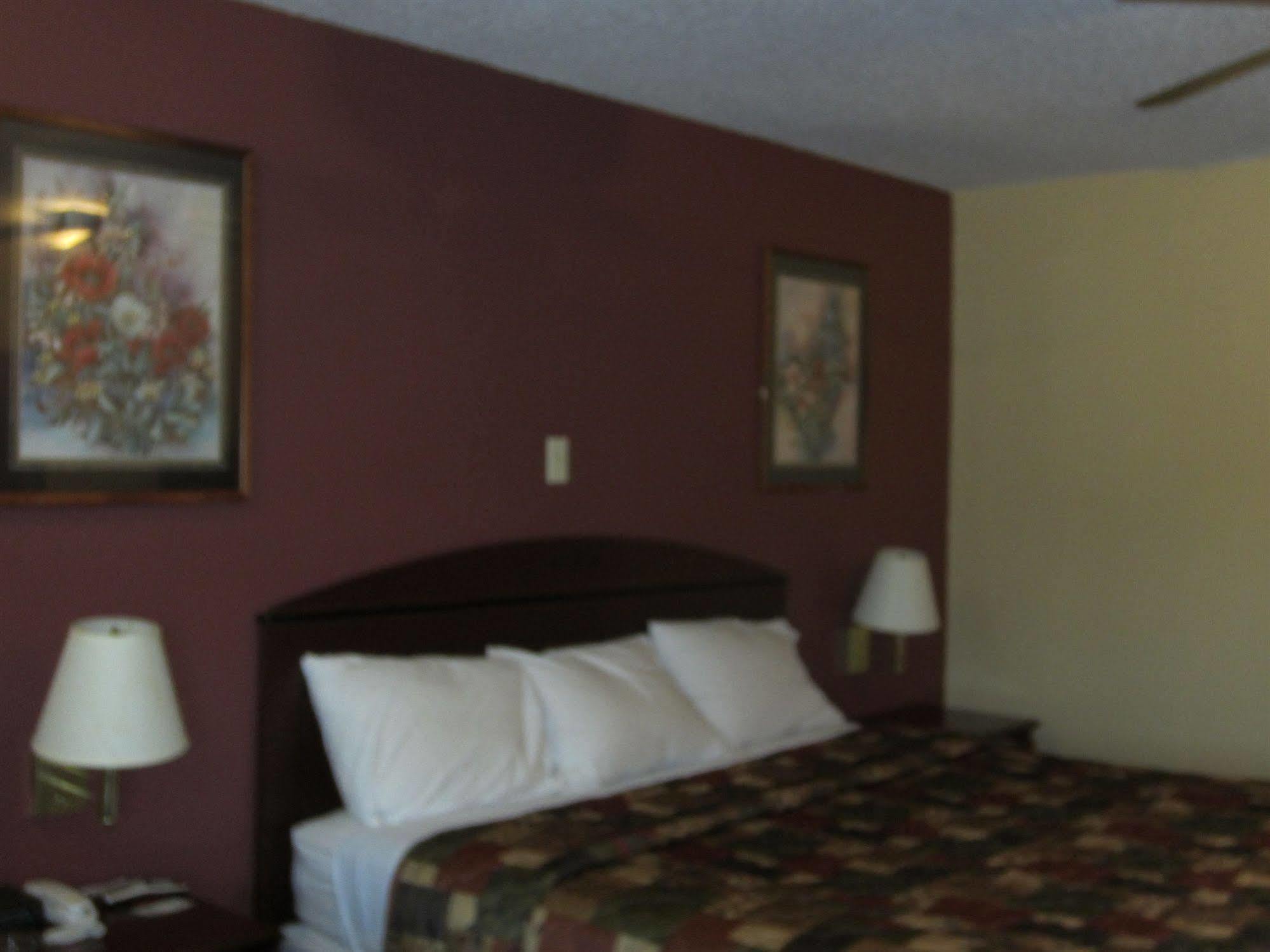 First Western Inn - Fairmont City Extérieur photo