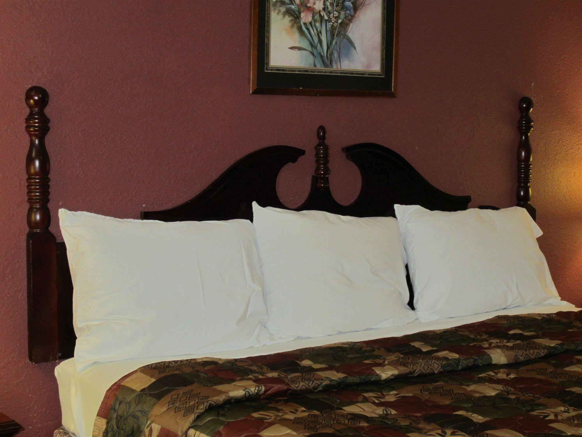 First Western Inn - Fairmont City Extérieur photo
