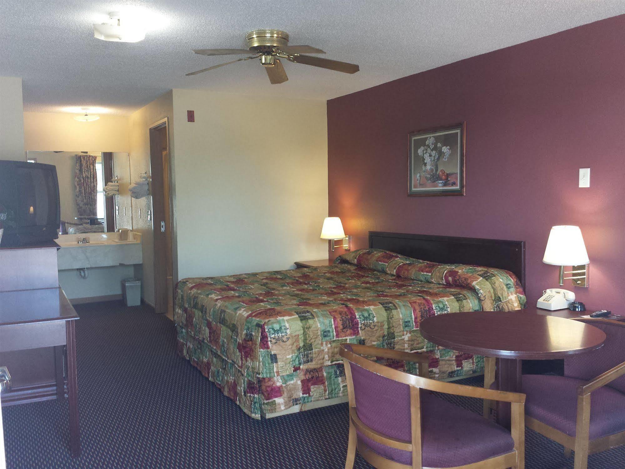 First Western Inn - Fairmont City Extérieur photo