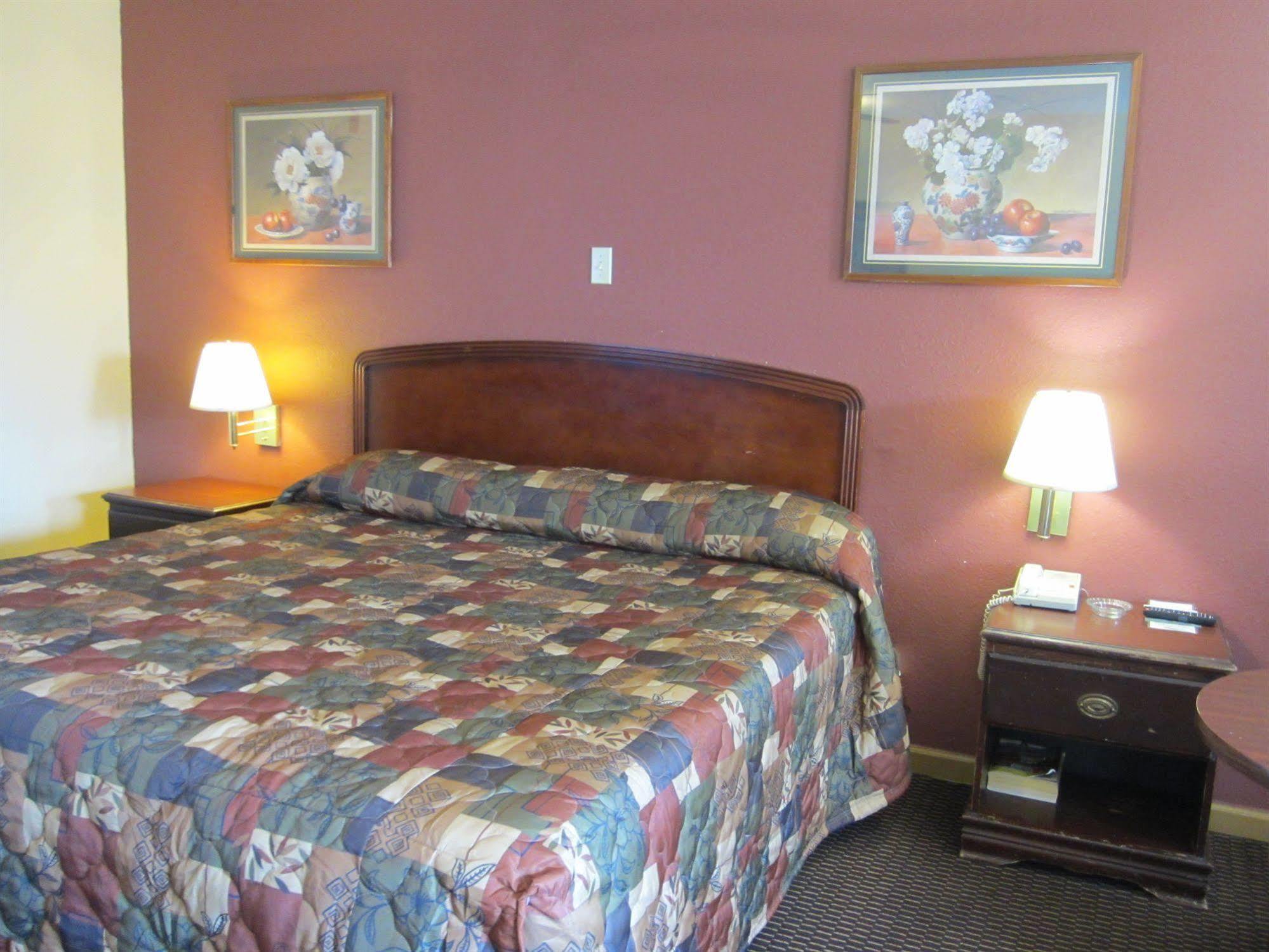 First Western Inn - Fairmont City Extérieur photo