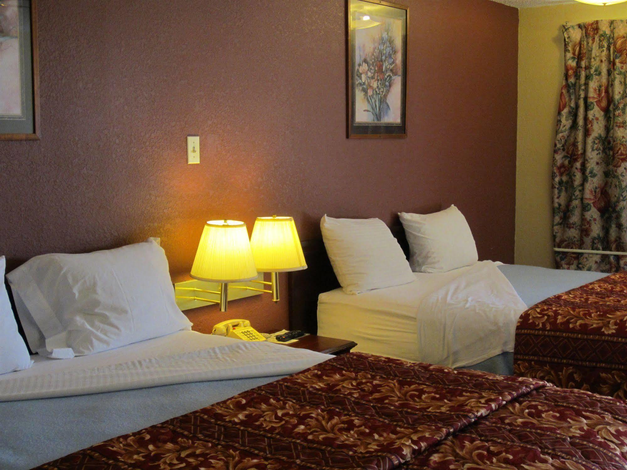 First Western Inn - Fairmont City Extérieur photo